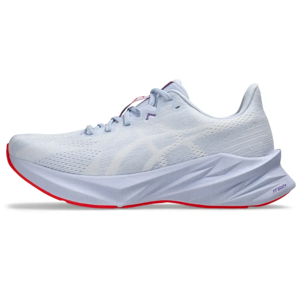 Tênis de corrida Asics Dynablast 5 feminino branco em ângulo lateral mostrando design ergonômico